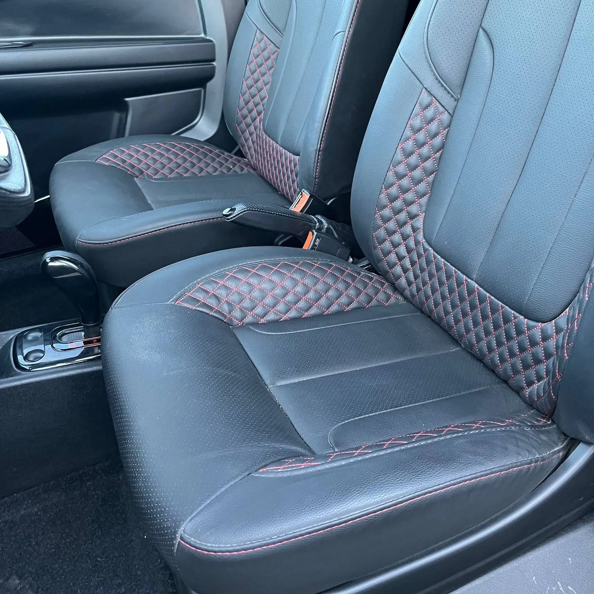Voiture sans permis d'occasion Ligier Sport interieur couture rouge à Lambesc