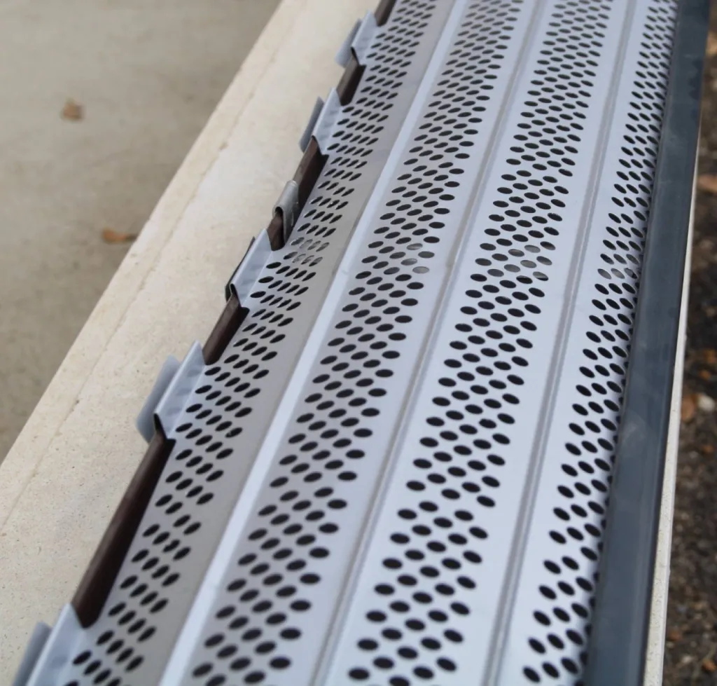 NETTOYAGE DE GOUTTIERES contre les traces noires à Avignon dans le Vaucluse