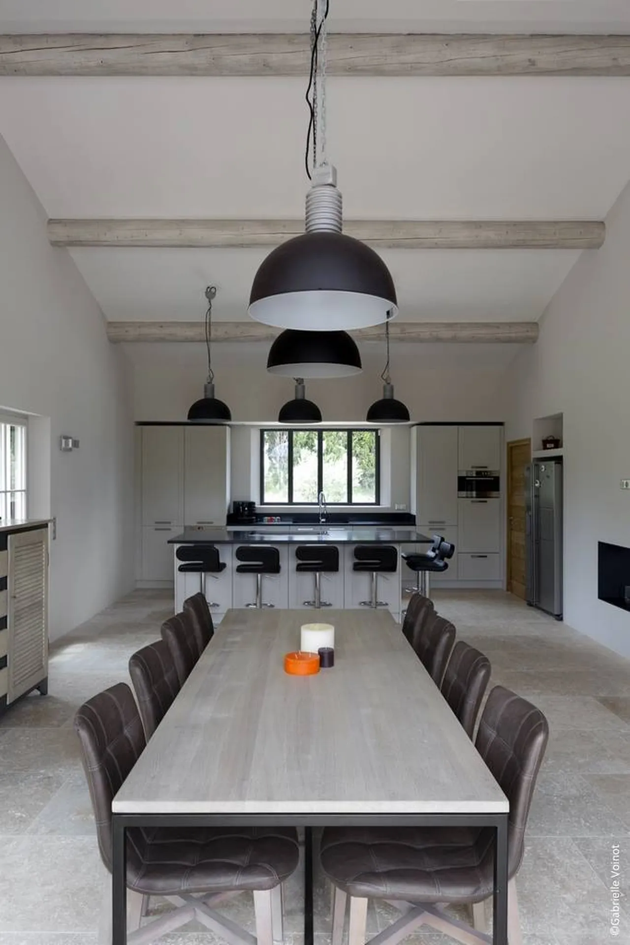 Cuisine ouverte sur la salle à manger dans une villa neuve en Provence