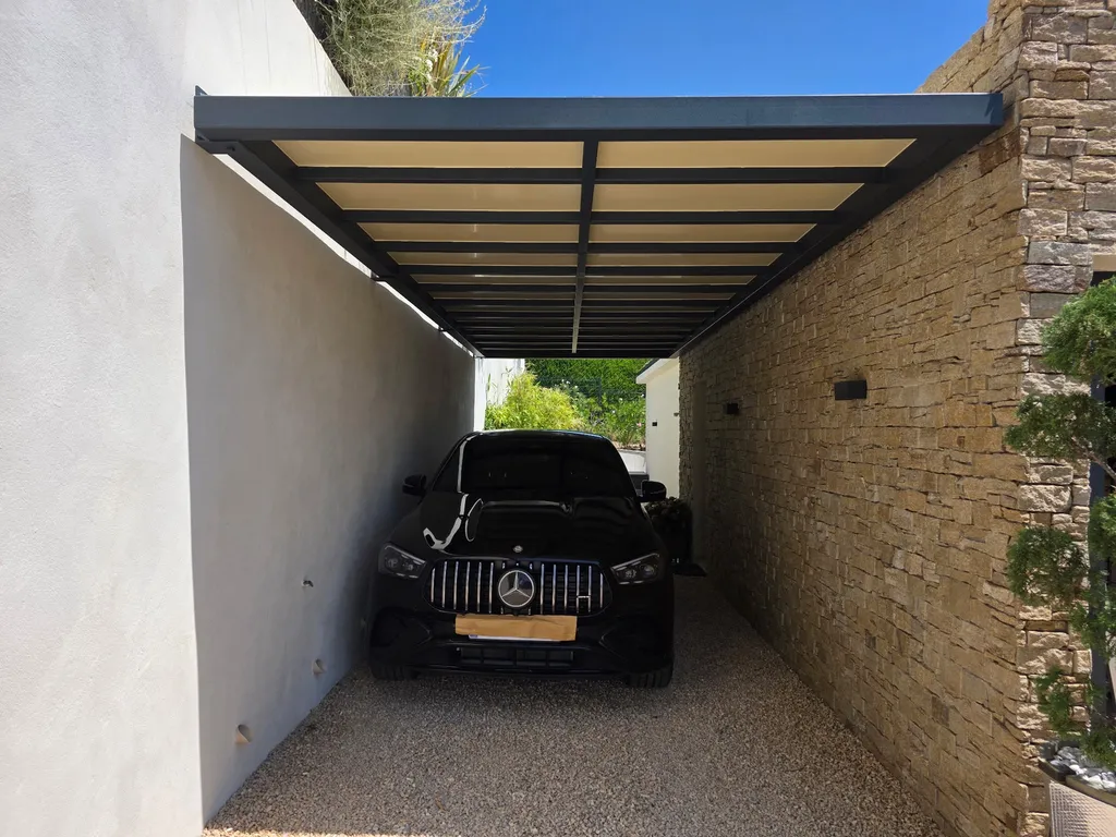 carport entre deux murs avec toile tendue sur mesure à Ventabren