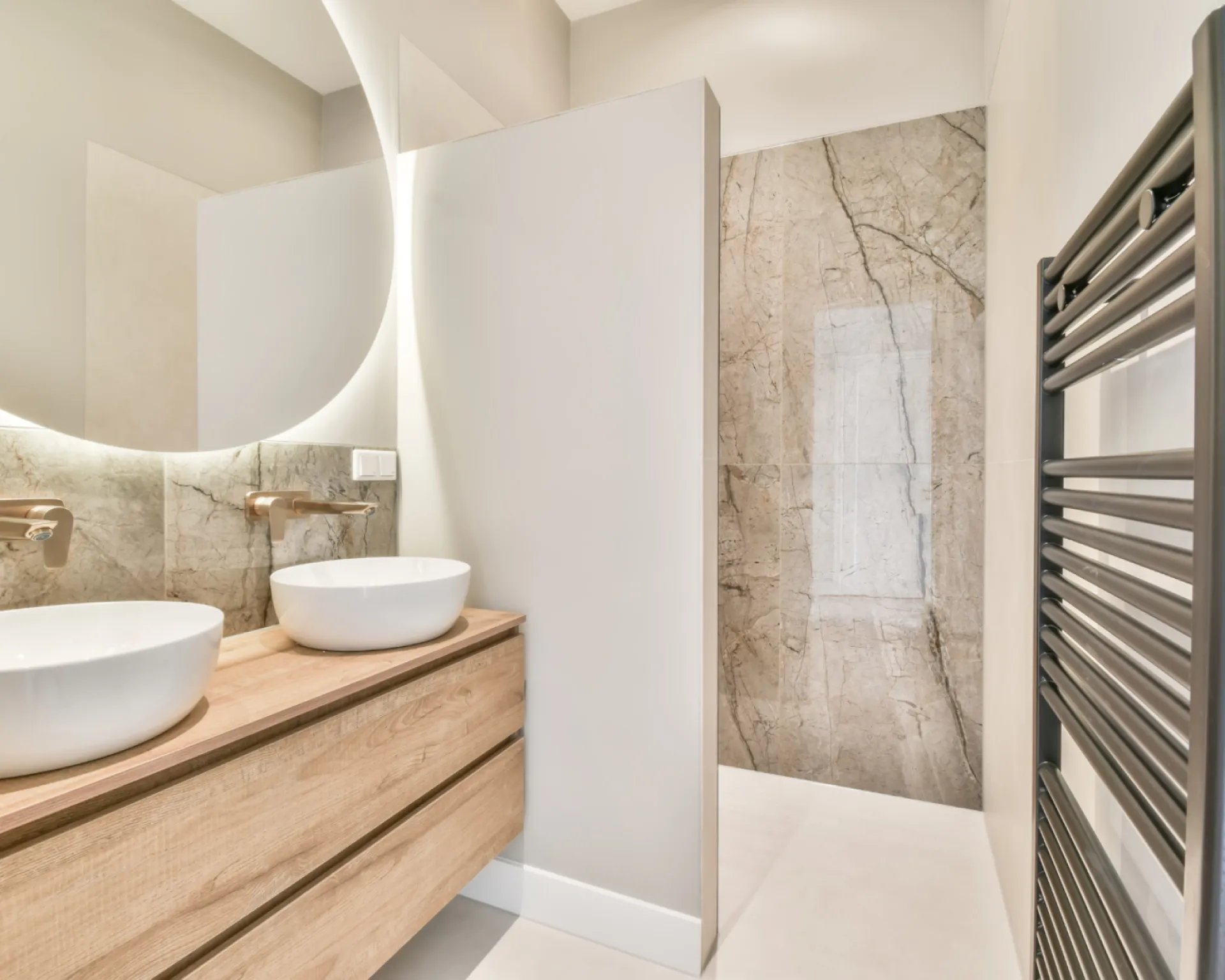 Salle de bain rénovée avec carrelage effet marbre à Toulon