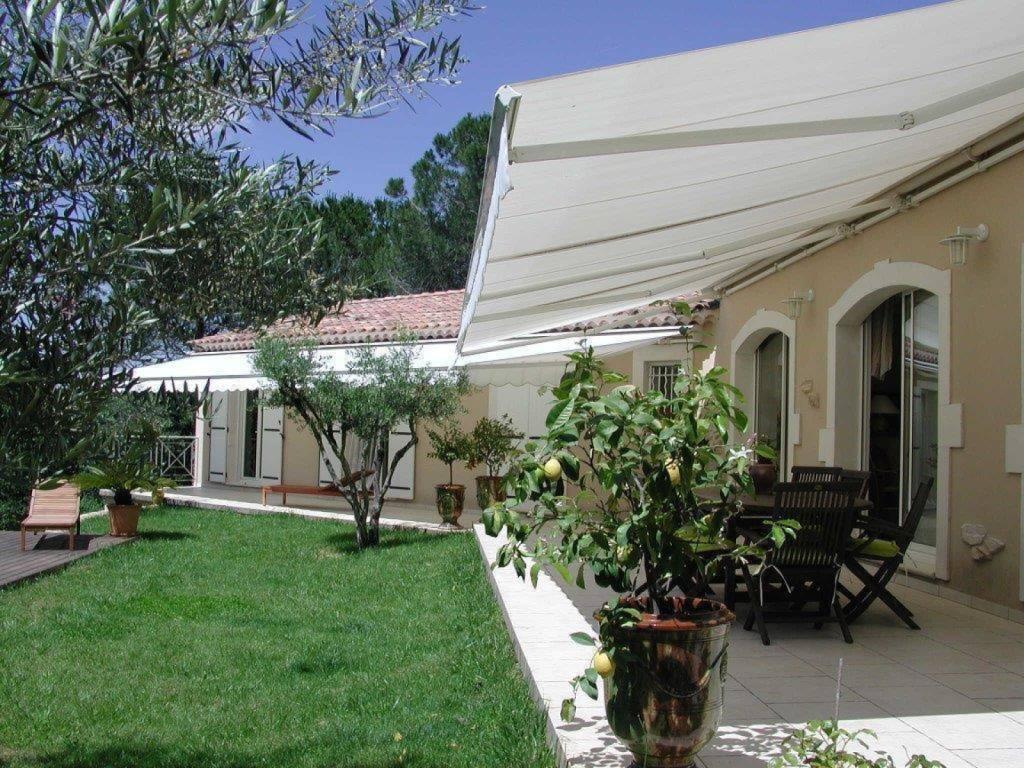 Installation de store banne avec coffre à Salon de Provence et en région PACA