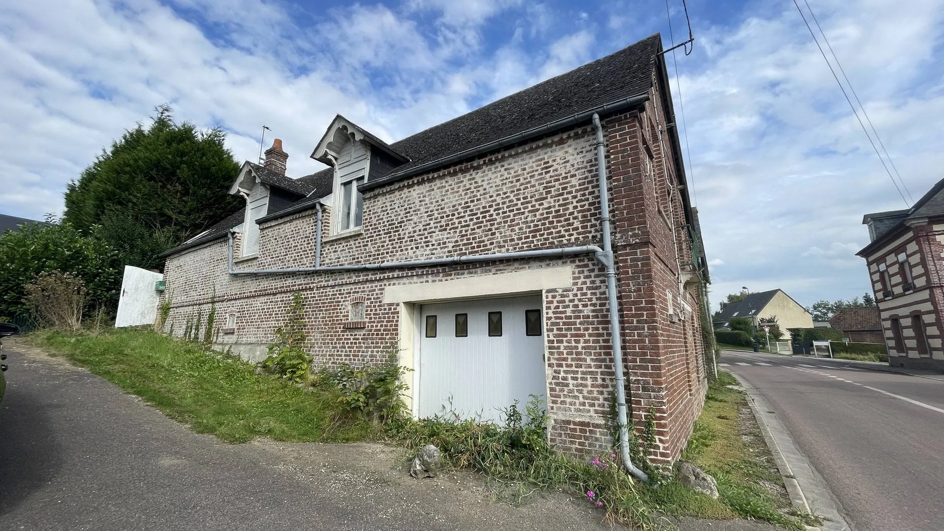 Longère en brique à vendre avec jardin et sous-sol : Cette charmante longère en brique d’environ 95 m² avec un jardin de 338 m² est un véritable havre de paix, idéale pour ceux cherchant à allier confort et charme de l’ancien.