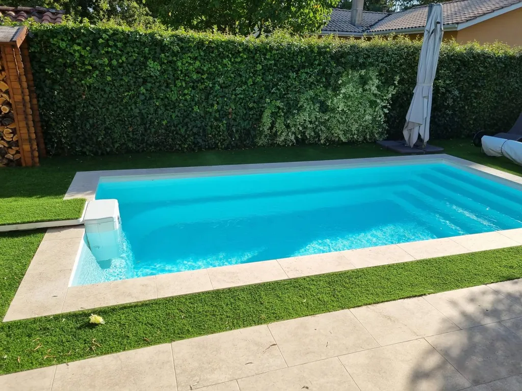 vue Piscine krono et esaclier et bloc filtration