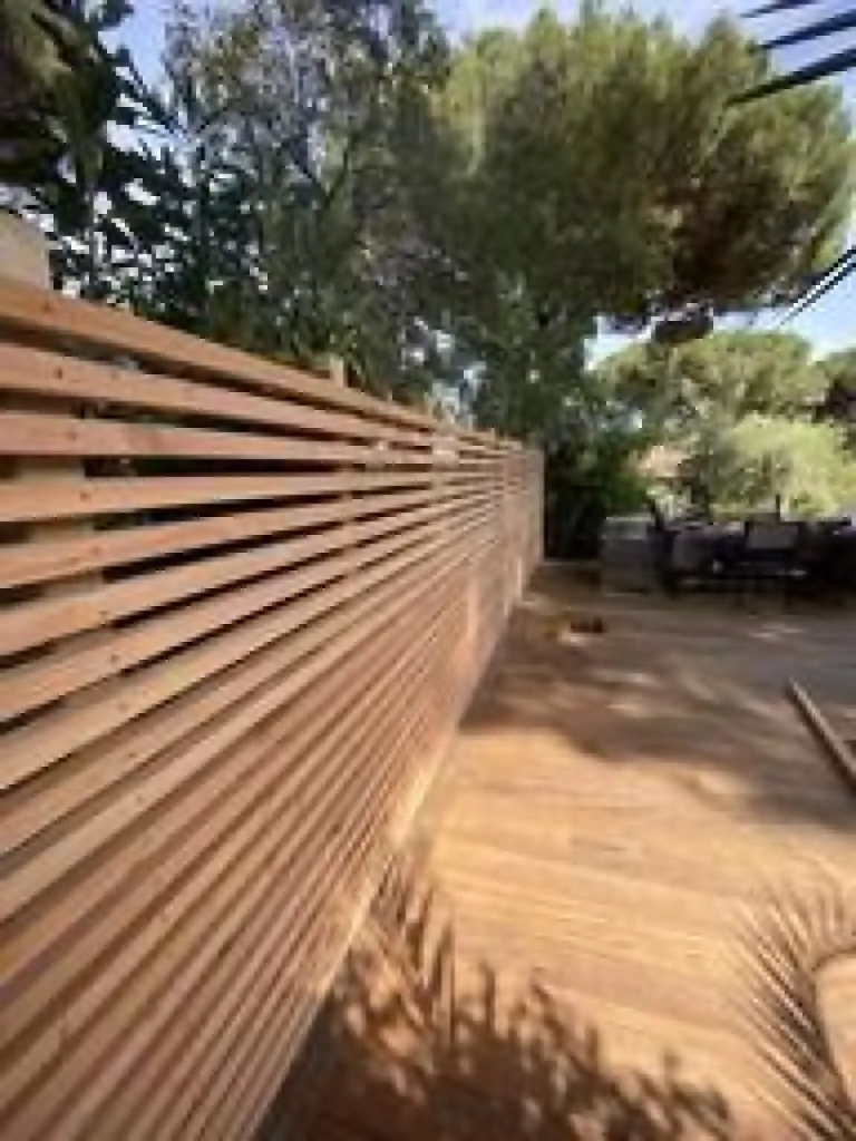 Construction d’une terrasse en bois exotique Cumaru et pose bardage bois moderne à Six Fours 83