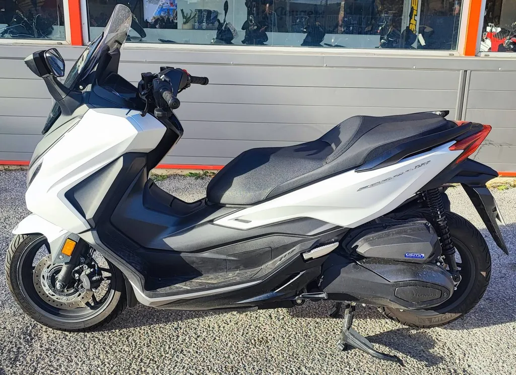 HONDA FORZA 350 DU 05/2024 AVEC 2200 KM.