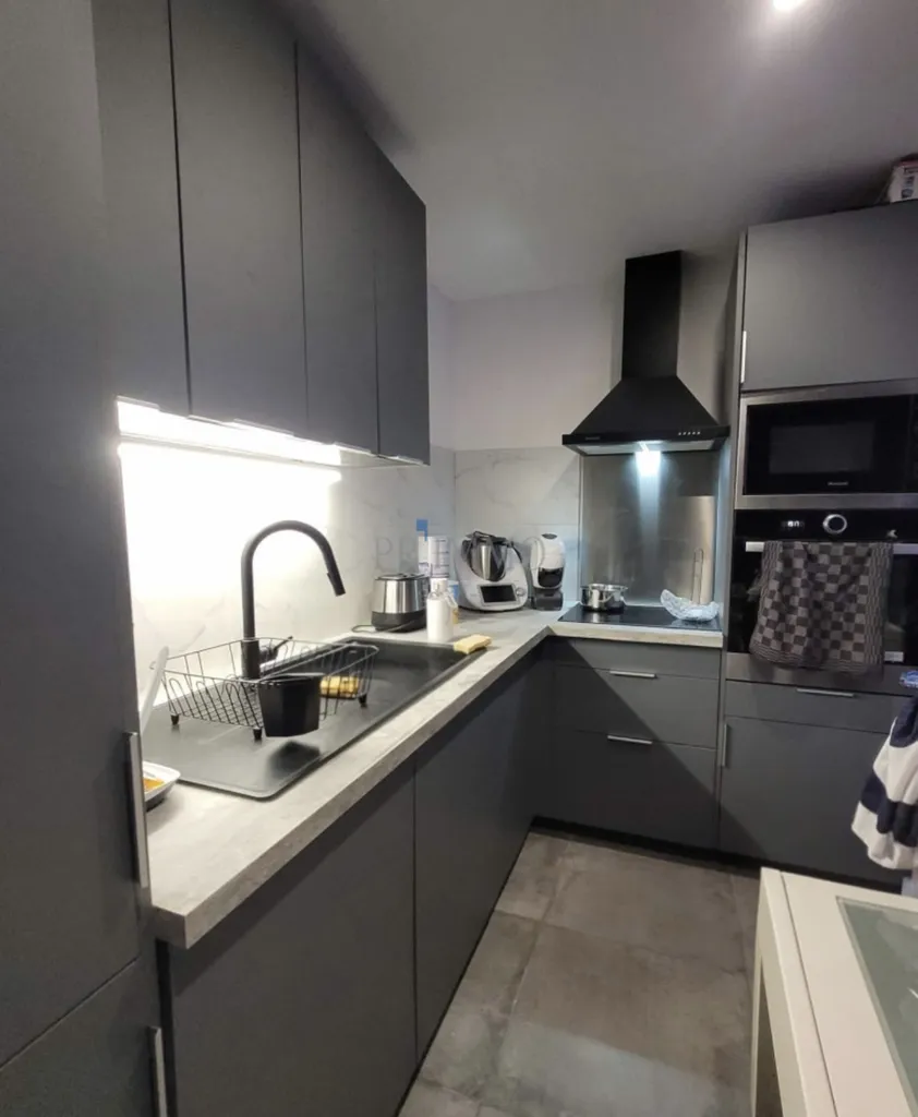 Cavalaire : L'Équilibre Parfait entre Vie Urbaine et Détente Vous rêvez d’un pied-à-terre où tout est accessible à pied, sans sacrifier votre confort ?