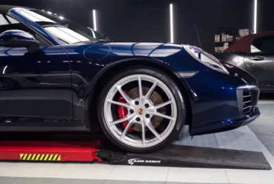 Film de protection Porsche dans le Morbihan. Pose de PPF XPEL expert sur Porsche 991 MK2