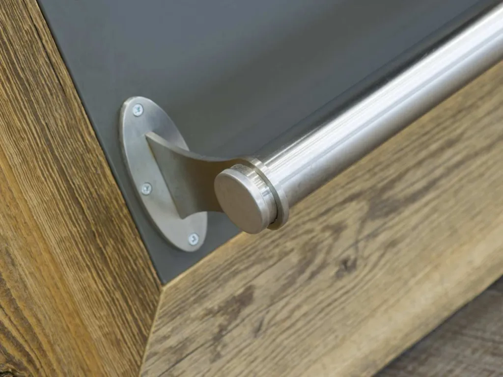 Barron Agencement salon de coiffure repose-pieds murale