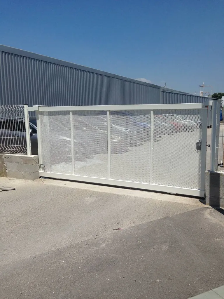 Portail en tôle perforée sur Marignane