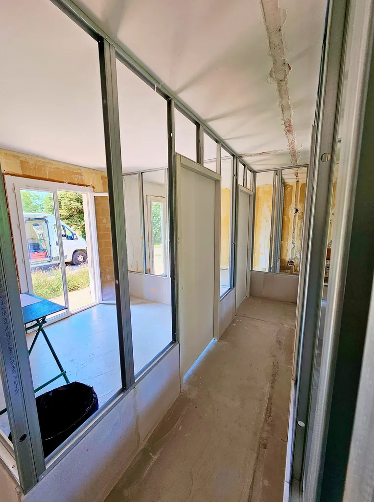 Création de cloison en plaque de plâtres sur ossature métallique fixé sur une base de béton cellulaire chez un client Verfeil en Haute Garonne.