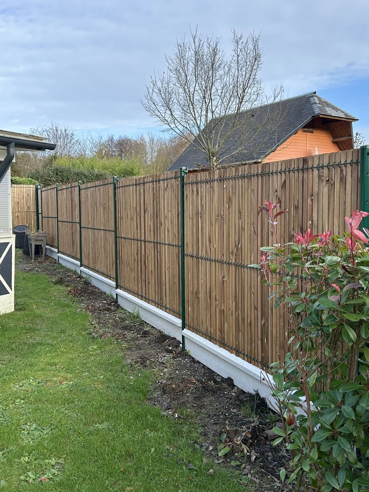 Installation de Clôture occultante mixte acier et bois, lames en bois et Poteaux métalliques à Lieurey dans l'Eure 27 et ses Alentours