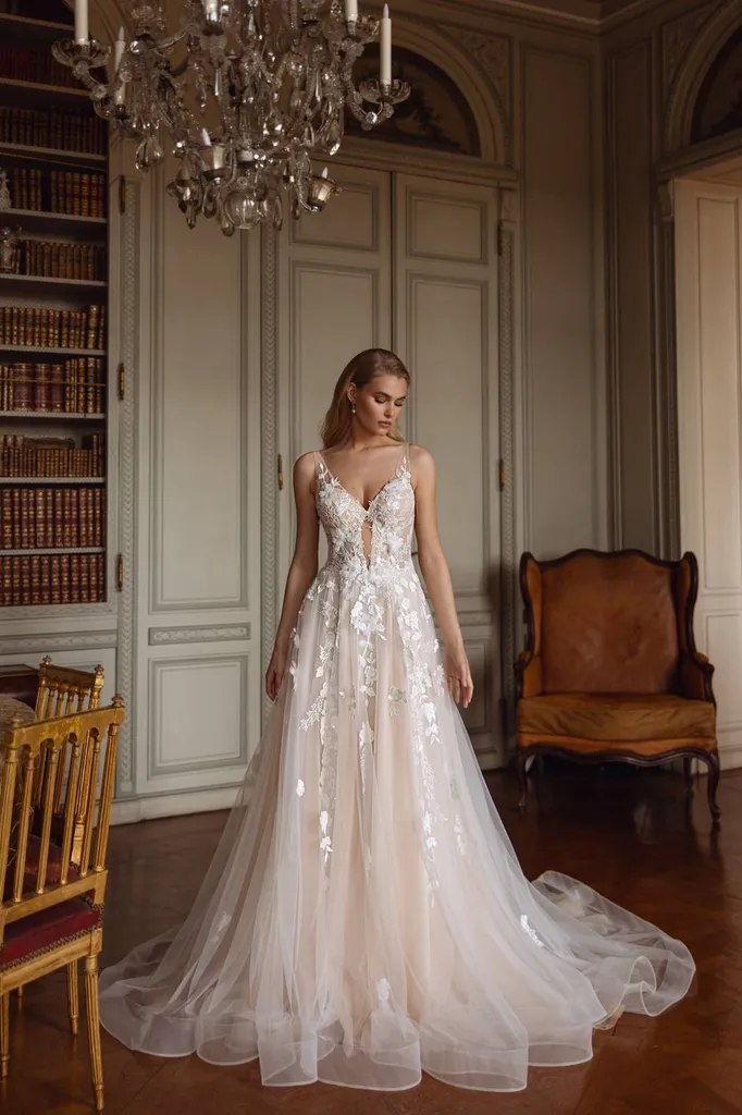 Robe de mariée trapèze avec décolleté V et fines bretelles Marseille centre-ville
