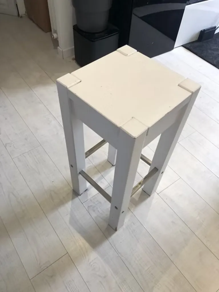 LOT DE 2 CHAISES DE BAR BLANCHES BOIS / METAL