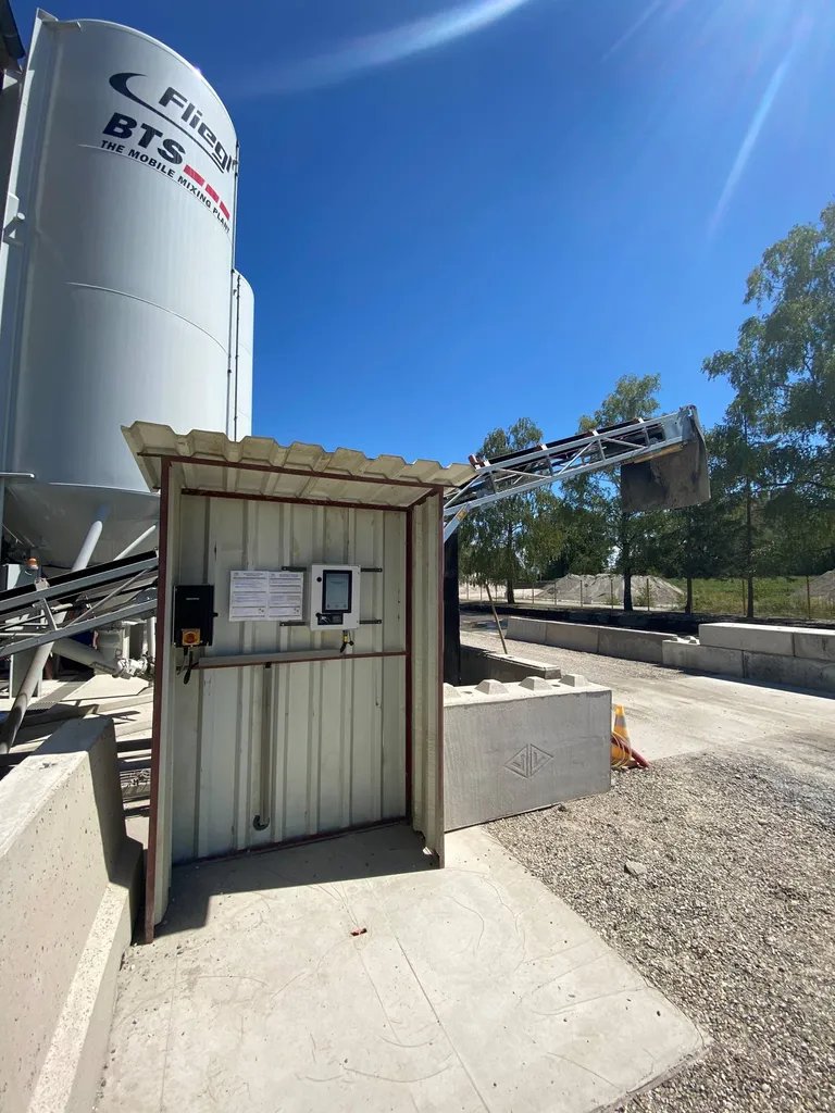 Kiosque avec la Borne de commande de la Centrale à Béton Sec