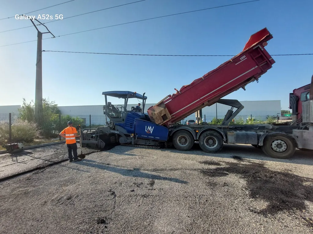 application d'enrobé de bitume noir sur un bâtiment commercial à  Salon de Provence dans les Bouches-du-Rhône. 