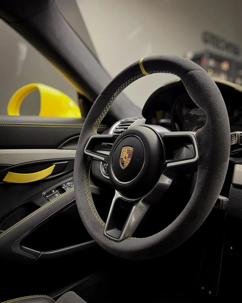 Entretien intérieur d’une Porsche Cayman GT4 par DSP Service à Le Mans
