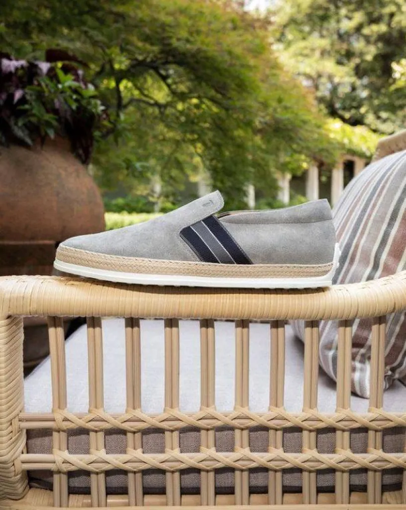 La collection pour homme Tod's Printemps-été 2024  des images de classe et d'élégance à l'italienne.