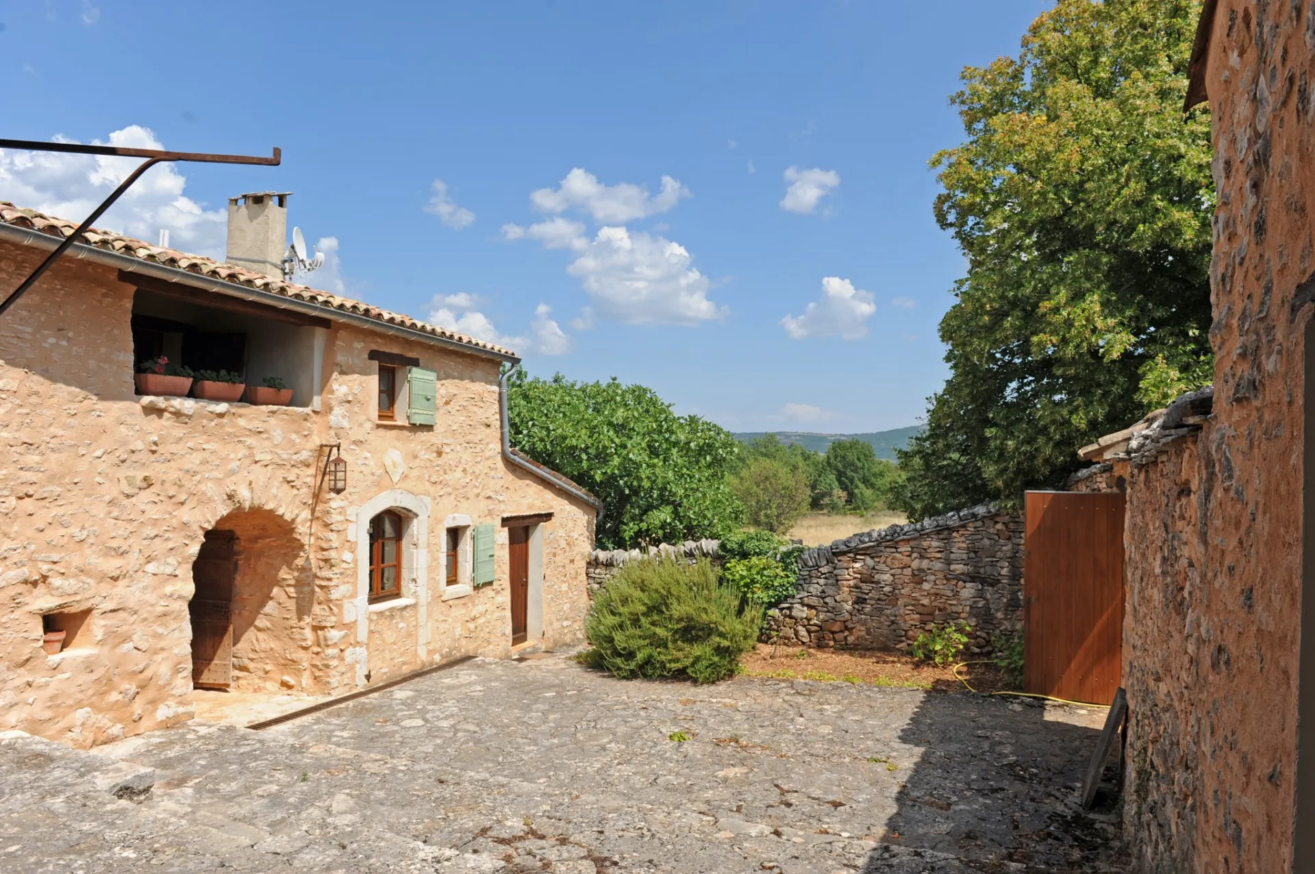 Ancienne ferme restaurée avec vue et annexes à vendre en Luberon par ROSIER