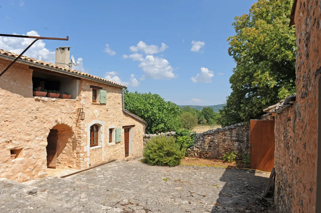 Ancienne ferme restaurée avec vue et annexes à vendre en Luberon par ROSIER