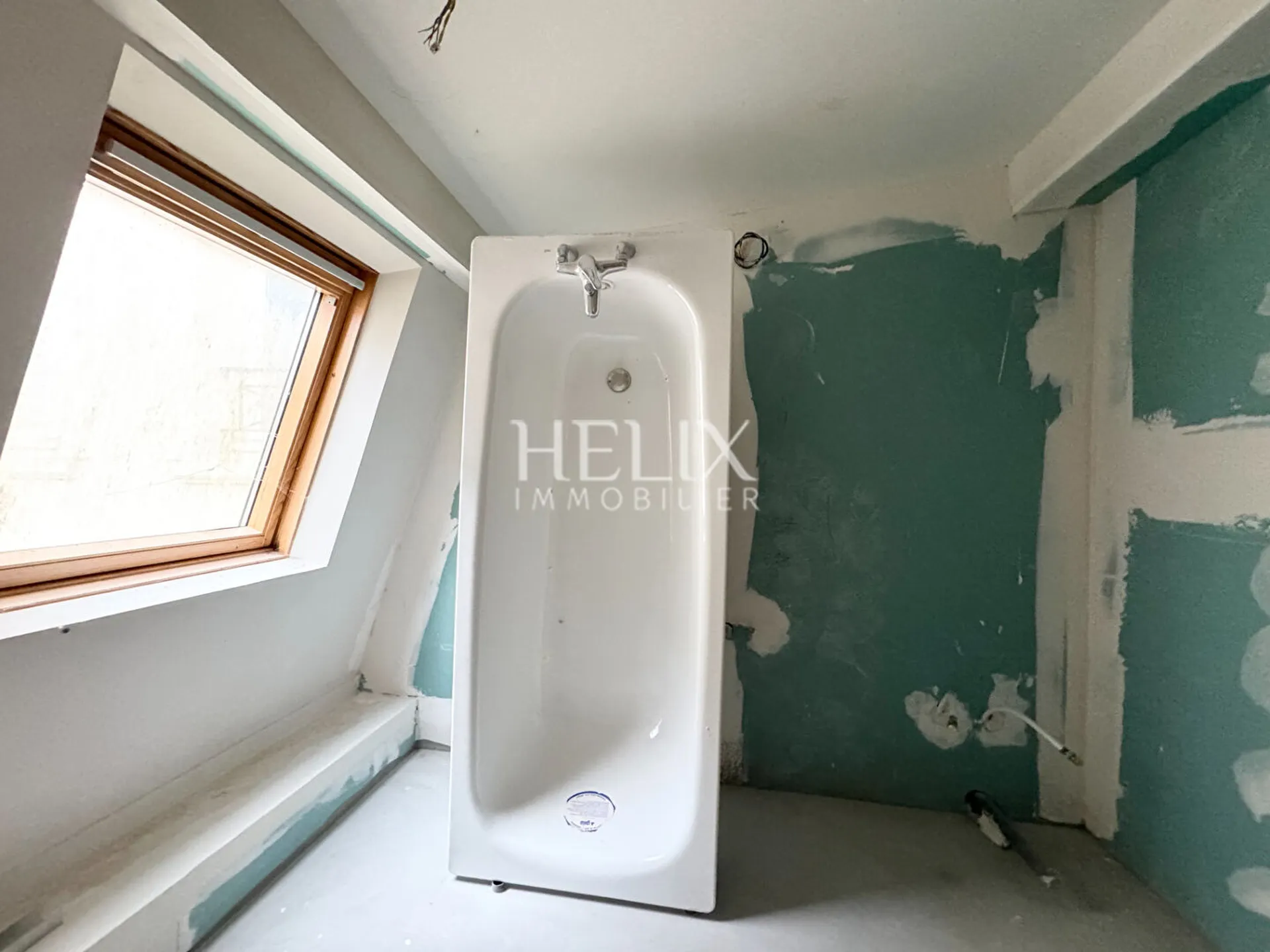 A vendre à Saint Germain en Laye, un appartement en duplex situé au 2ème 3ème et dernier étage d'un immeuble bien entretenu à Saint germain en Laye. 