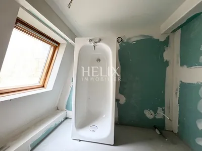 A vendre à Saint Germain en Laye, un appartement en duplex situé au 2ème 3ème et dernier étage d'un immeuble bien entretenu à Saint germain en Laye. 