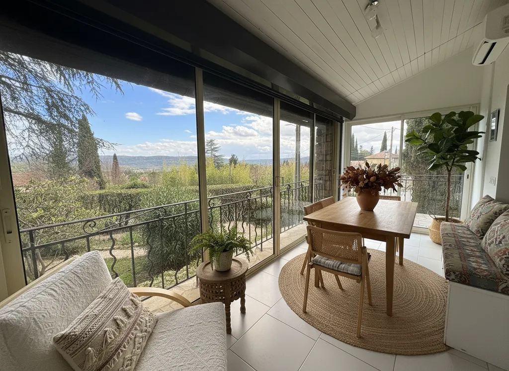 Splendide propriété d'exception nichée sur les hauteurs de Villecroze avec vue panoramique imprenable, villa rénovée, studio indépendant et piscine de standing au cœur du Var.