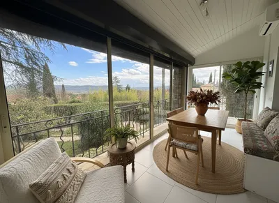 Splendide propriété d'exception nichée sur les hauteurs de Villecroze avec vue panoramique imprenable, villa rénovée, studio indépendant et piscine de standing au cœur du Var.