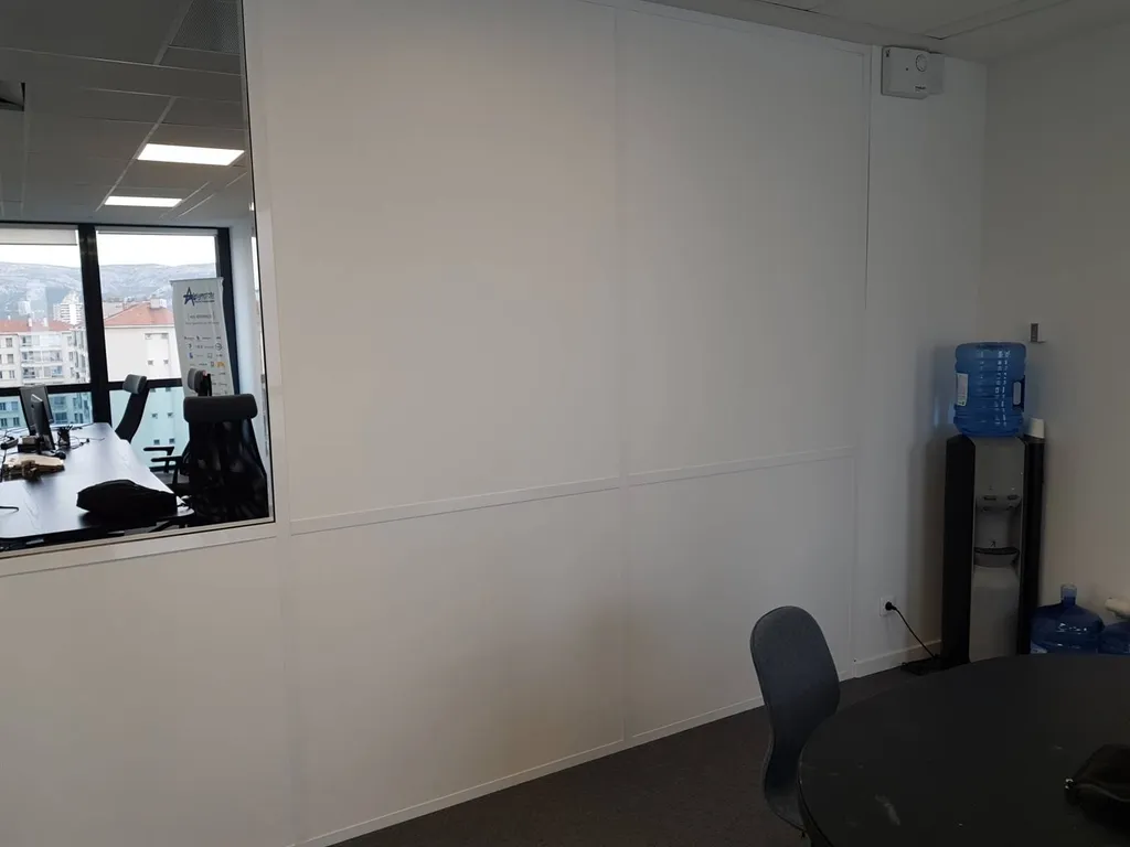 Aménagement de cloisons de bureau semi-vitrées et cloisons amovibles pleines à Marseille