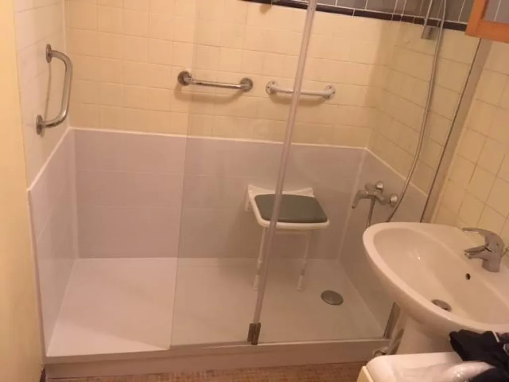 Remplacement baignoire par douche sénior sécurisée à Sainte-Foy-lès-Lyon, Rhône (69)