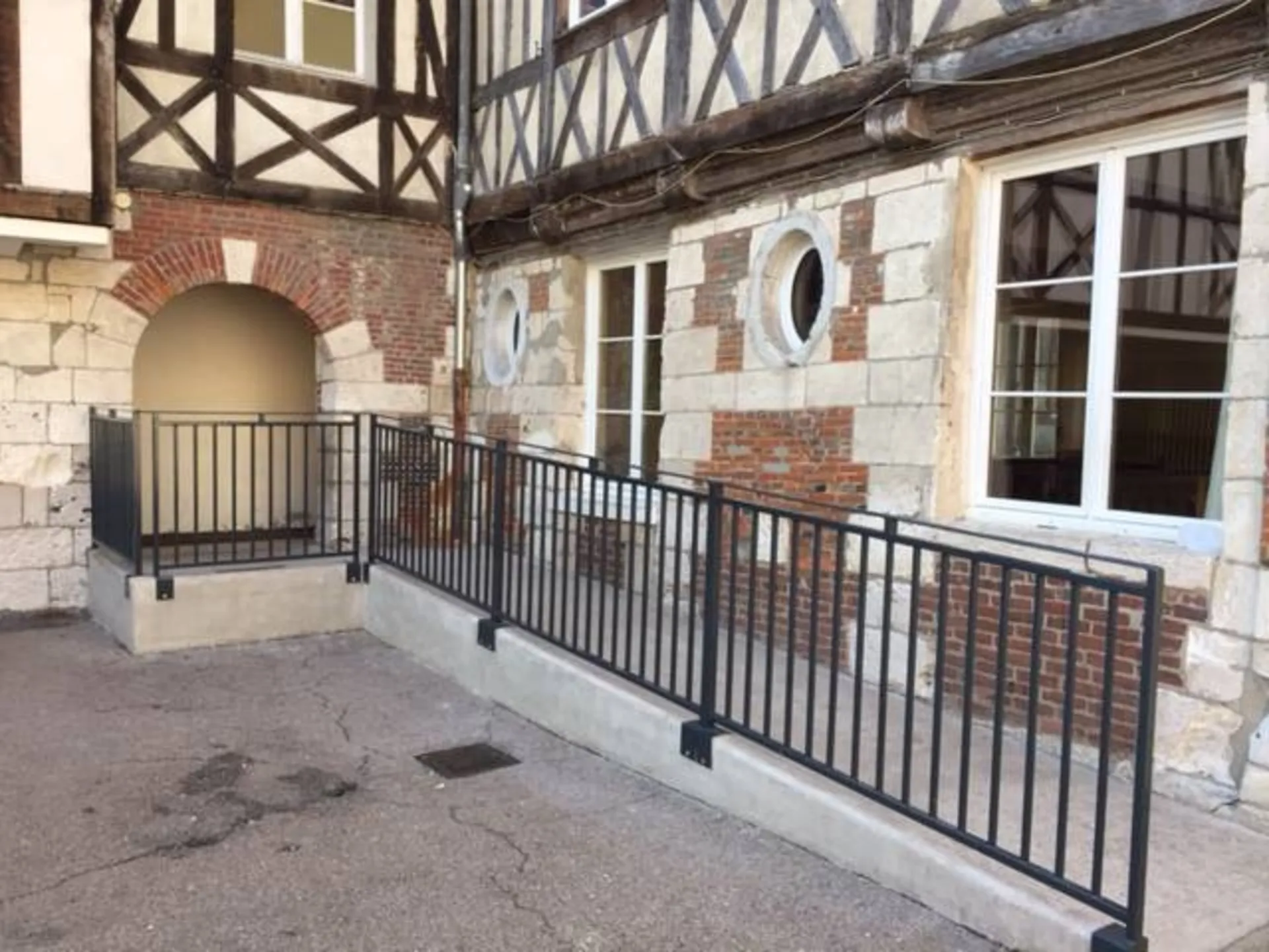 Main courante sur rampe d'accès PMR dans une école de l'Eure 27