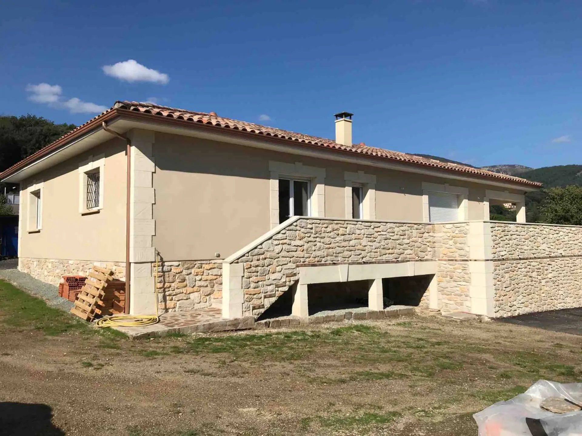 facade en pierre taillée  avec torchis gratté à l’ancienne à Prémian entre Saint-Pons-de-Thomières et Olargues dans les Hauts Cantons Heraultais