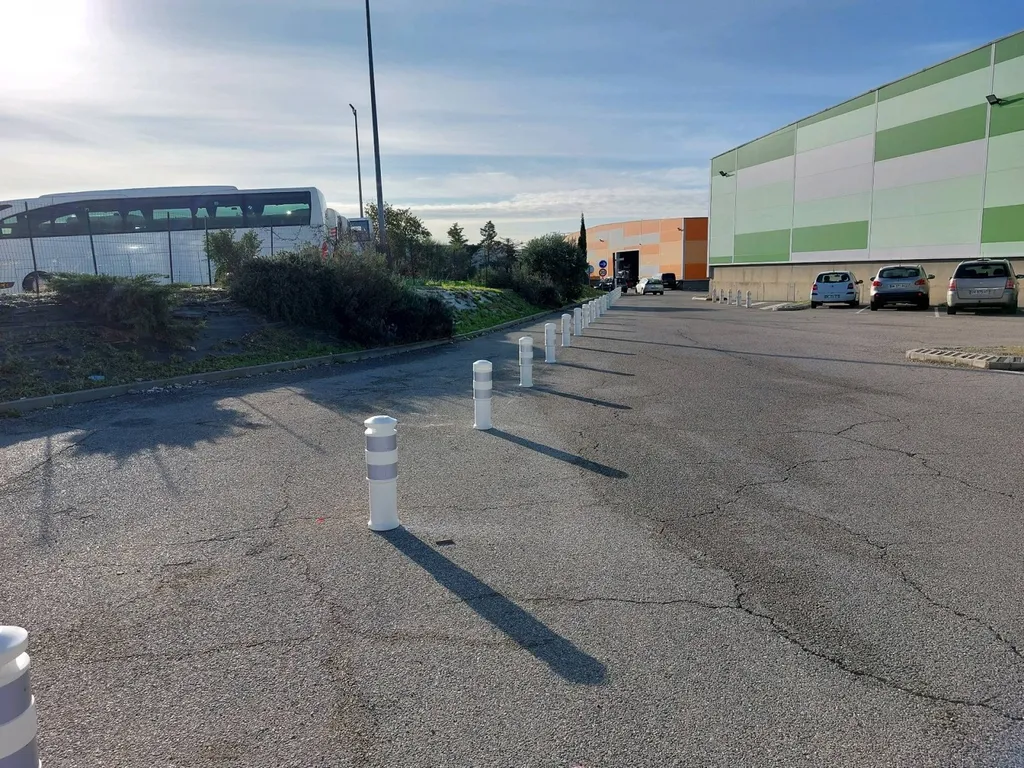 Fourniture et pose de balises ou bornes J11 pour un parking de plateforme logistique sur Vitrolles zone des Estroublans