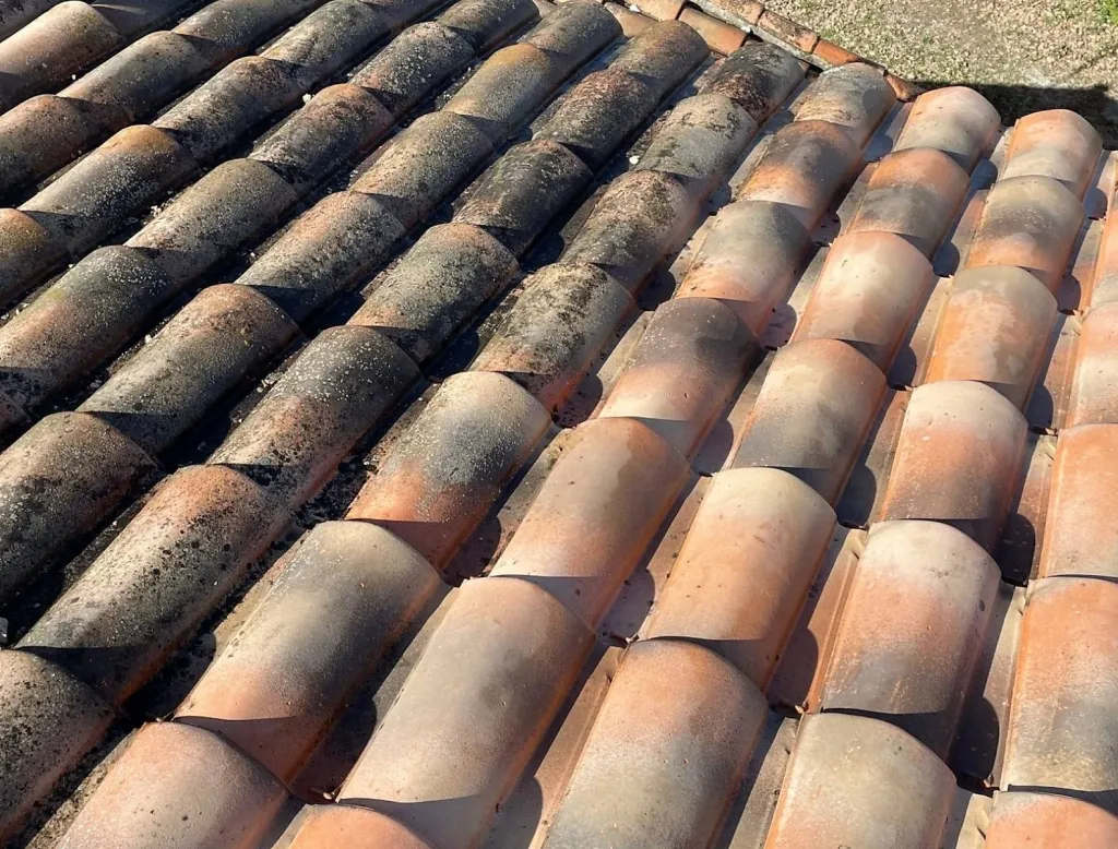 Nettoyage et traitement d’une toiture de maison en tuile Abeille sur Fuveau près de Aix en Provence.
