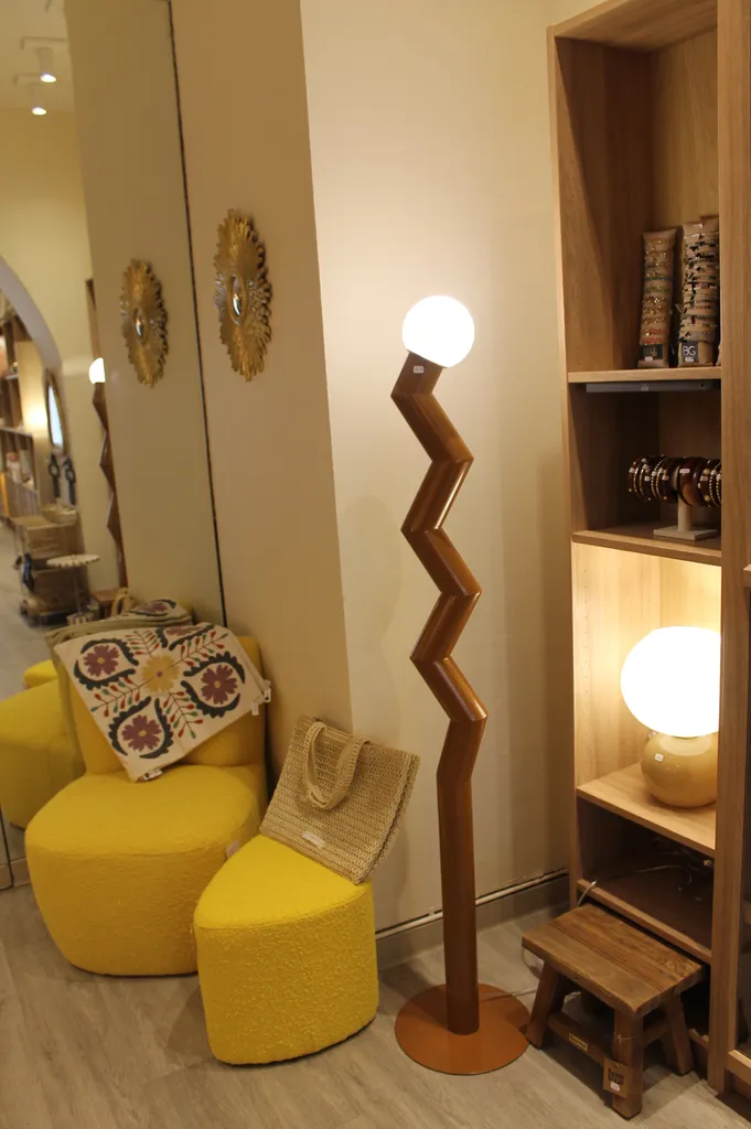 Acheter un fauteuil en bouclette jaune et des luminaires design pour votre salon à Montpellier et dans l'Hérault chez Maison Sabrina