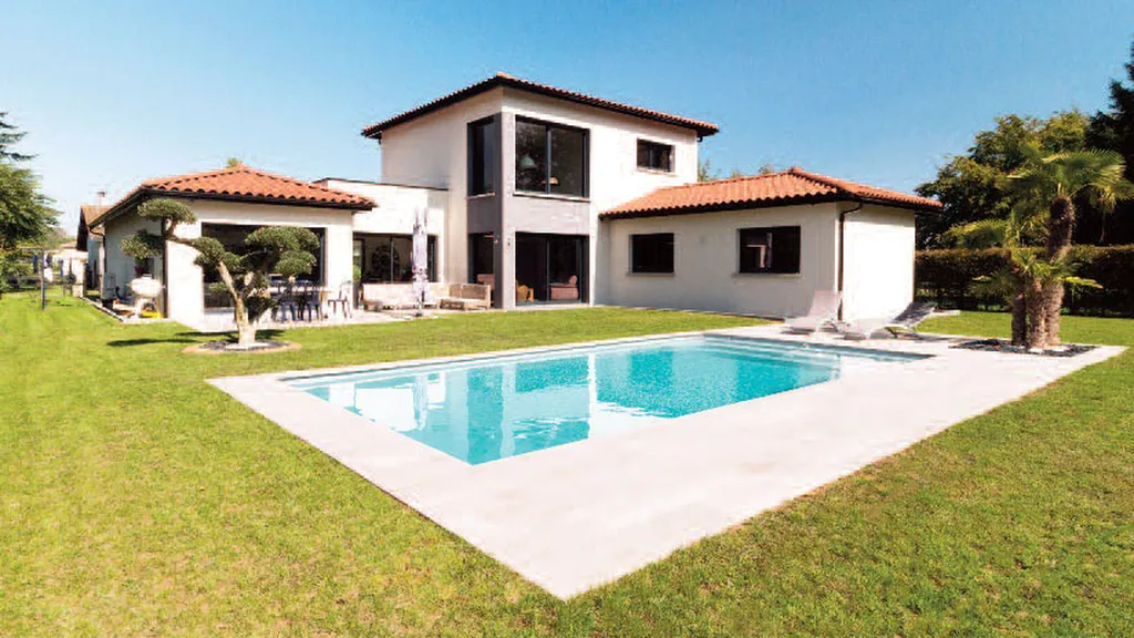 Installer une piscine familiale rectangulaire avec larges plages minérales pour une maison à Allauch proche de Plan-de-Cuques