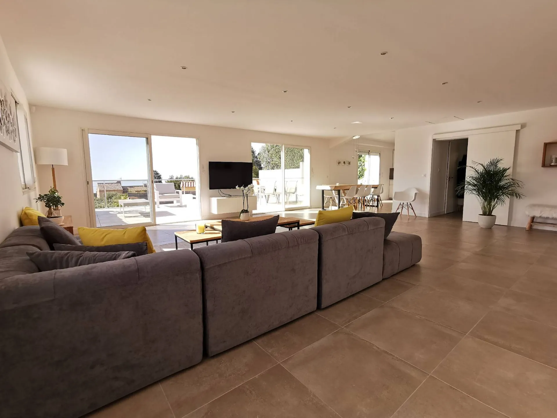 Cassis sur les hauteurs, au calme, belle maison moderne avec piscine et vue mer et Cap Canaille