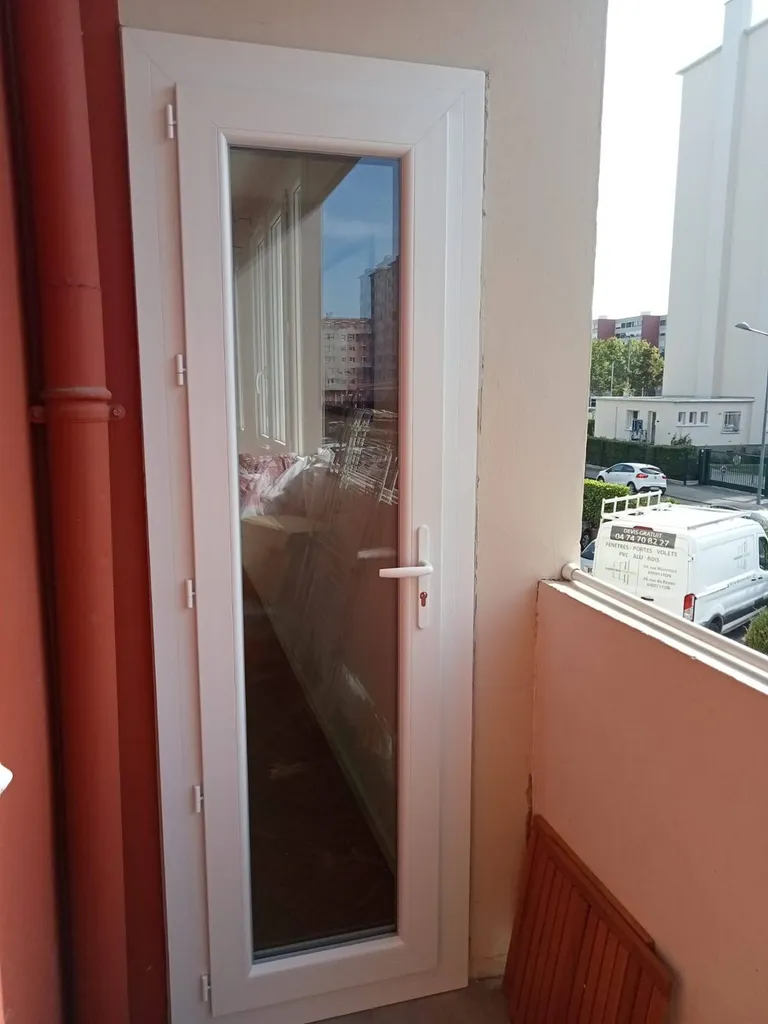 Installation de fenêtres PVC double vitrage à Lyon 6