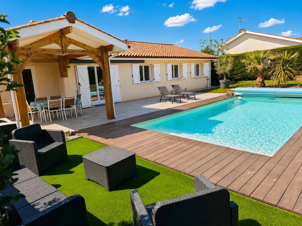 Maison d'environ 140m² avec 5 chambres sur 893m² de jardin avec piscine et garage