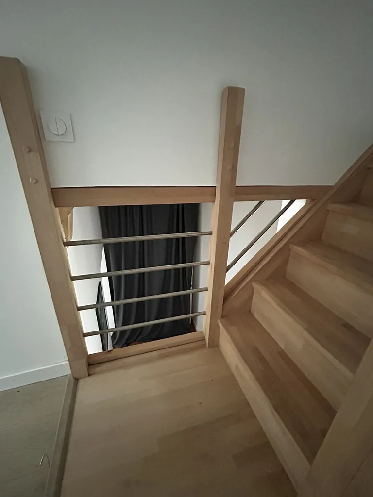 Détail des finitions bois et de l’habillage de trémie pour cet escalier intérieur sur mesure à Villefranche-sur-Saône