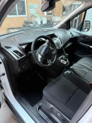 Nettoyage intérieur complet d’un utilitaire Ford Transit très encrassé par son conducteur à Andrézieux-Bouthéon dans la Loire