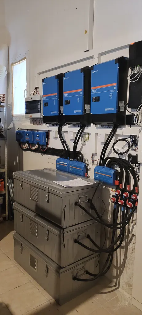 Installation Victron en triphasée avec batteries sur Trets 13110