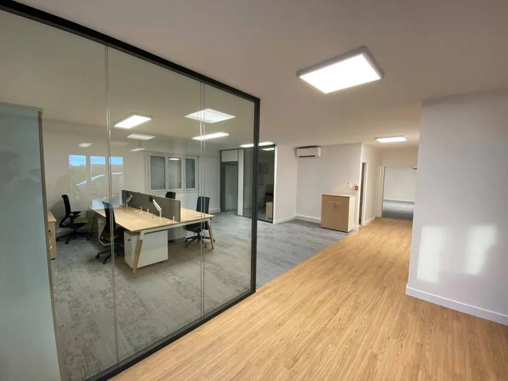 Mobilier de bureau Dialogue de BURONOMIC dans un open-space à Bourges