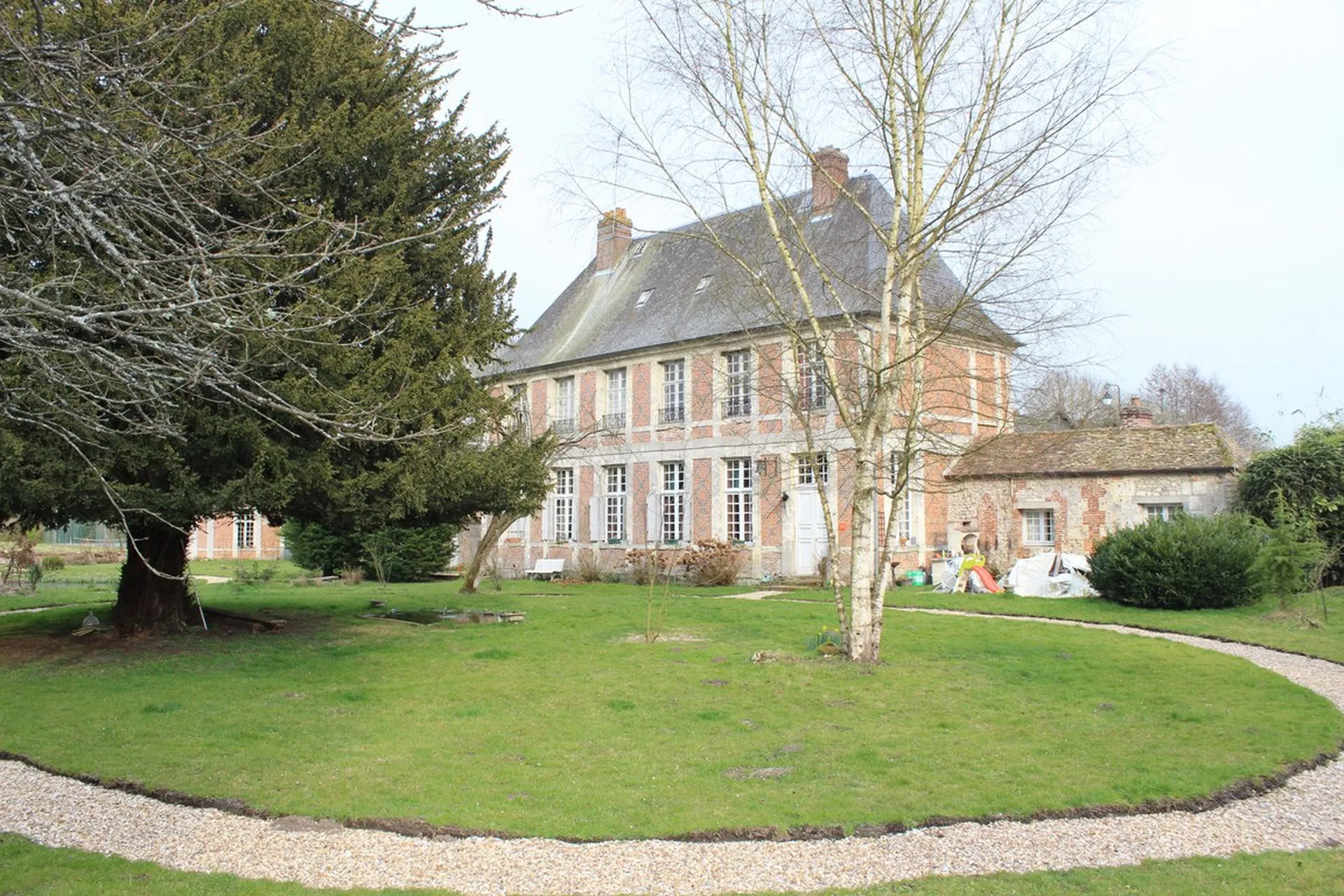L'Agence de Terres et Demeures de Normandie vous invite à découvrir ce magnifique castel authentique