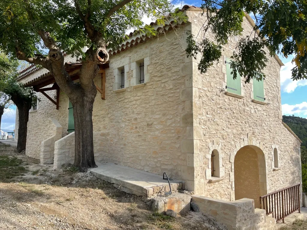 Rénovation des façades en pierre sur une ancienne bâtisse à Cessenon sur Orb proche de Béziers.