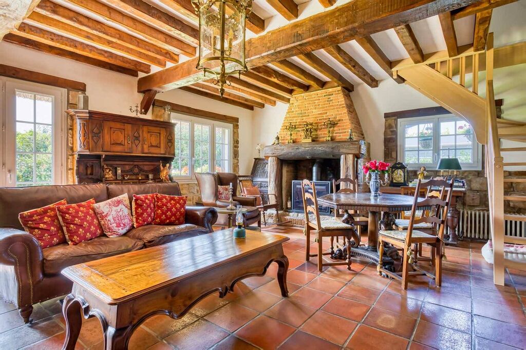 Propriété à vendre proche Dieppe : Terrain clos de 685 m² fleuri de rosiers et hortensias, à deux pas des plages et sentiers côtiers.