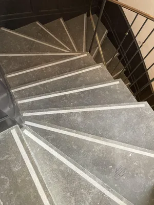 Escalier balancé ou escalier tournant en pierre naturelle