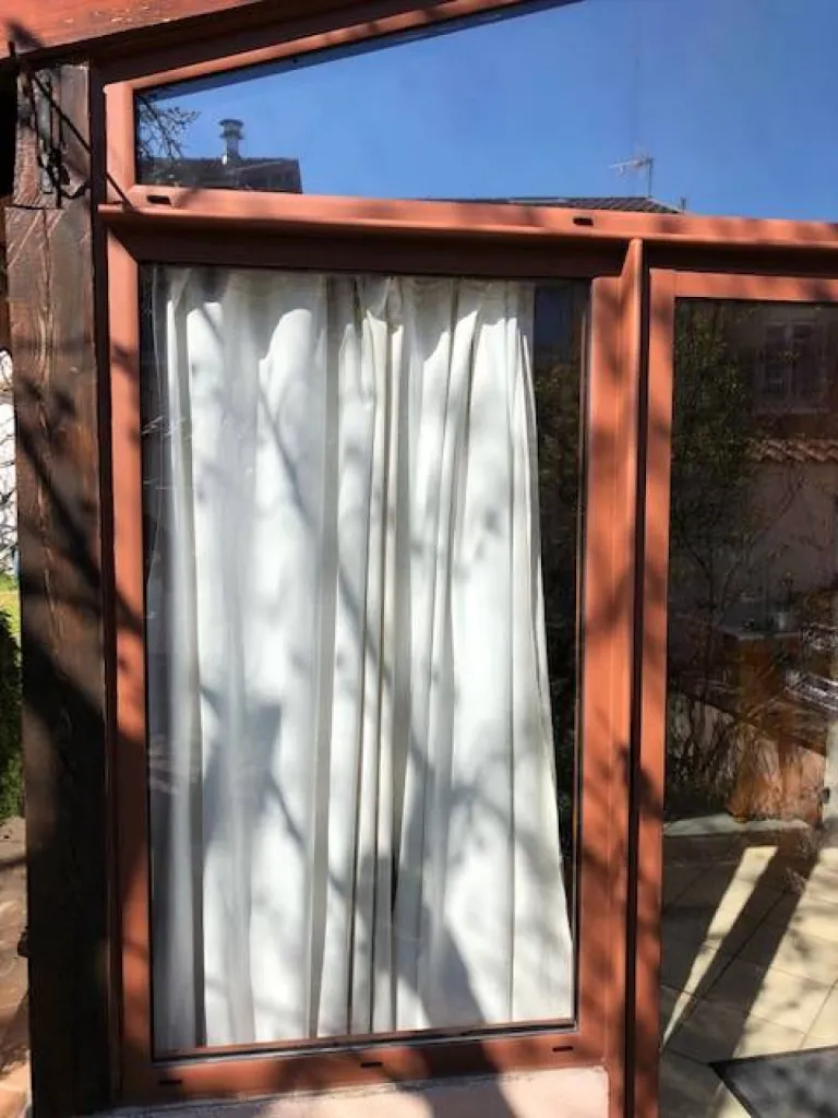 Création de véranda avec porte vitrée sur mesure pour une villa à Champagne aux Monts d'Or