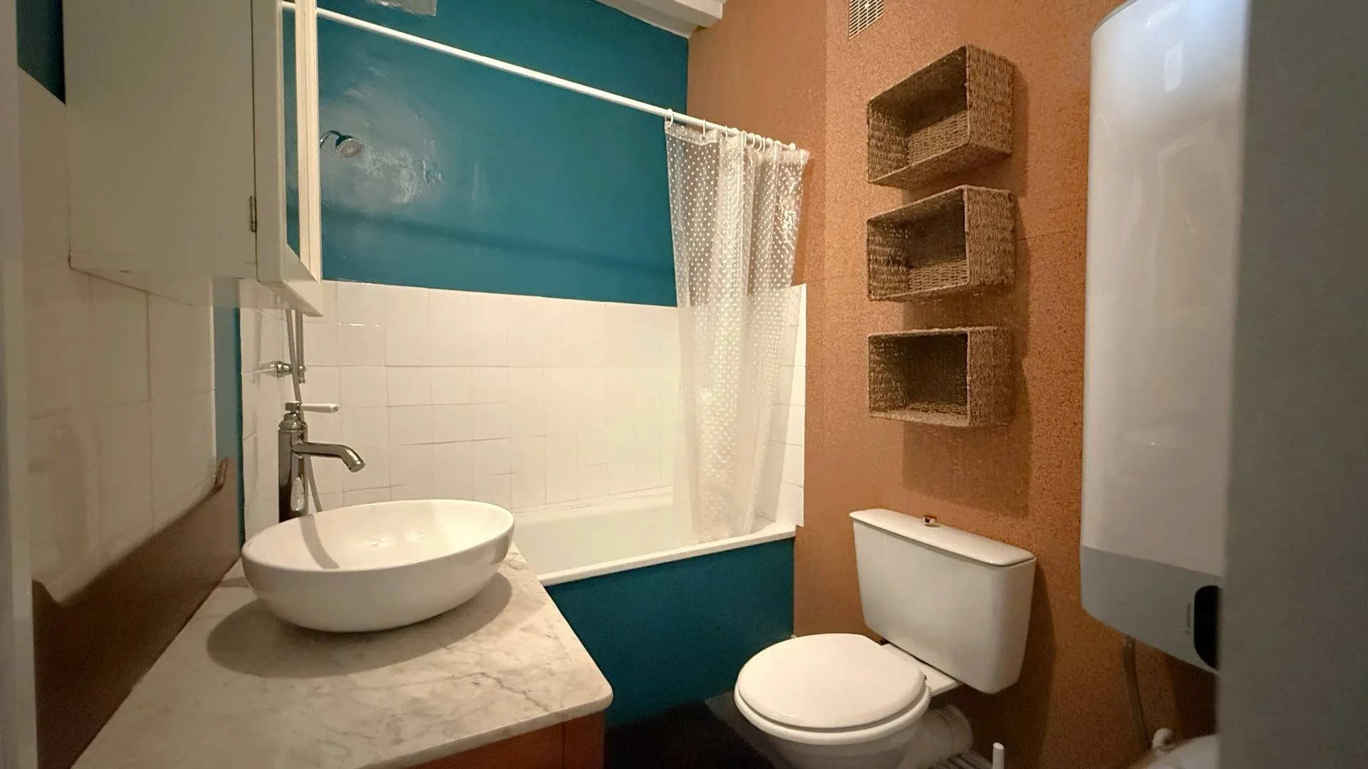 À vendre : salle de bains moderne avec vasque et WC dans un studio tout confort.