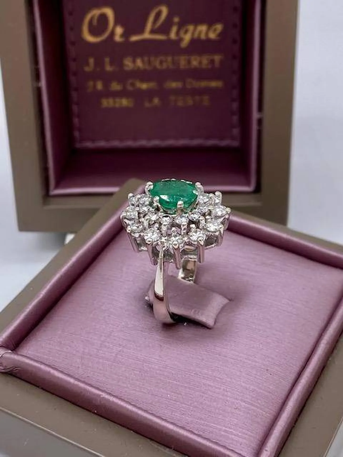 Bague or blanc 750/1000ème émeraude centrale et pavage diamants occasion Or Ligne Andernos Bassin d'Arcachon